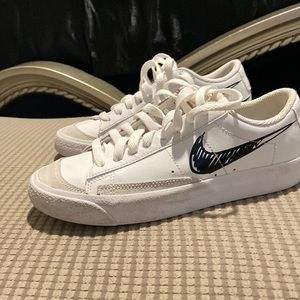 White Blazer W/Black Nike Sign Size 4